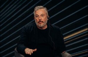Giles Duley speaking on stage