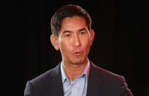 Dex Hunter-Torricke speaking on stage