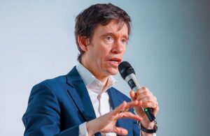 Rory Stewart speaking on stage